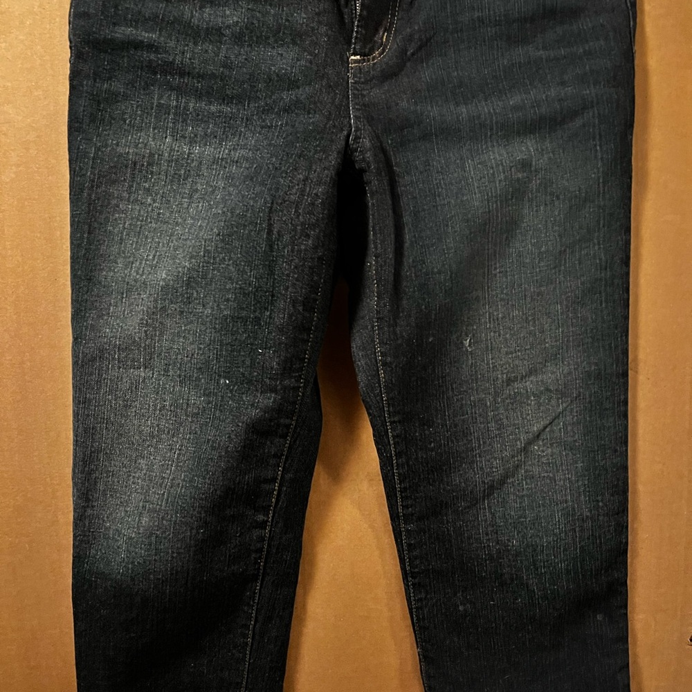 Black Ankle Cropped Jeans with Classic Straight-Leg Style